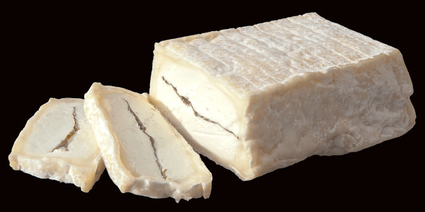 Brique de fromage au lait de chèvre a la feuille de cerisier japonais Sakura~no~ha(marque deposee) fines tranches pour degustation.